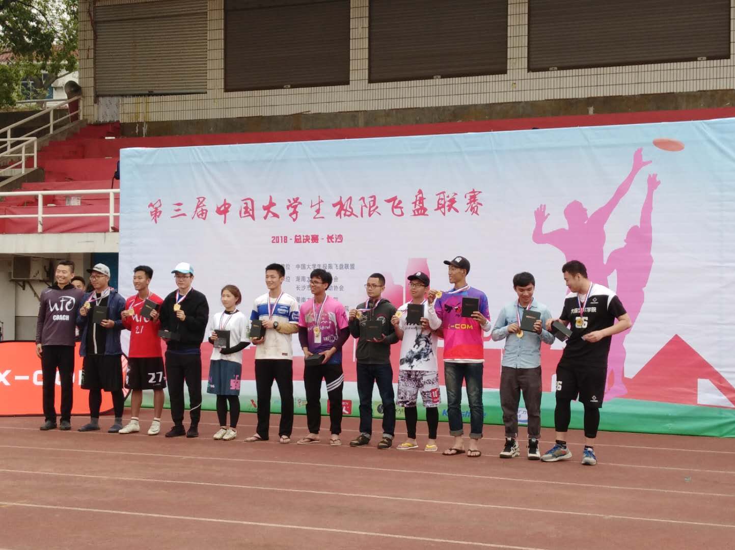 队员颁奖.jpg 队员颁奖.jpg